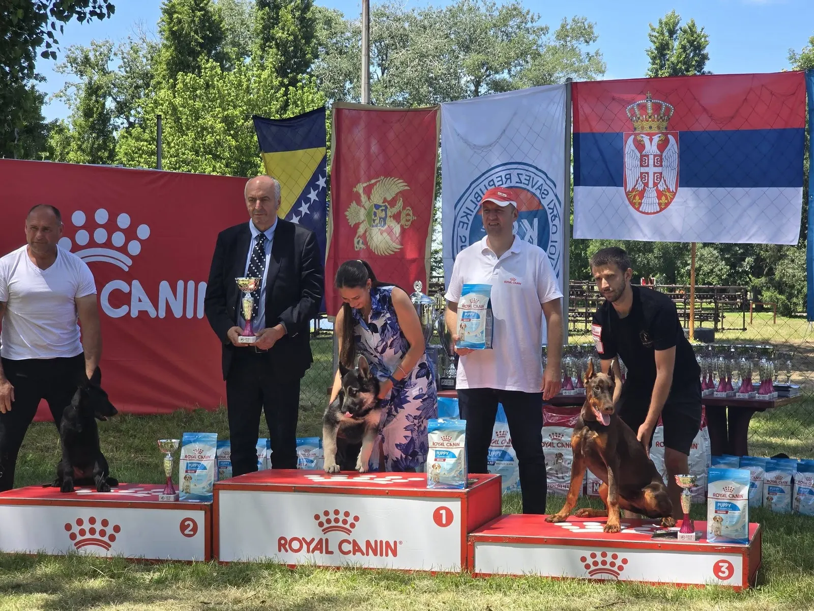 Doberman iz Hudi House na pobedničkom postolju na izložbi